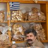 Деревенская лавка. На заднем плане сухари - многие критяне предпочитают их хлебу.